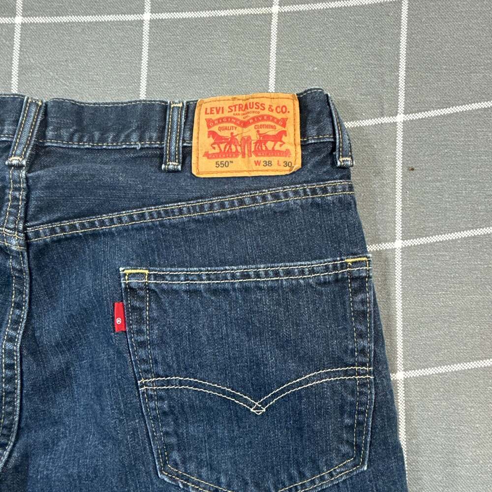 Levi's 550 Relaxed Fit Dark Wash Denim Jeans W38 L26 - Picture 3 of 3